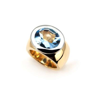 <p>18k Yellow Gold and Platinum Oval Blue Topaz Ring</p>
