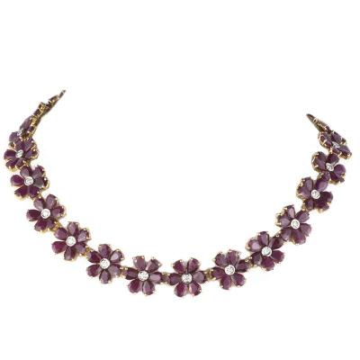 <p>18k Yellow Gold Ruby & Diamond Flower Necklace & Earring Suite 133.00ct</p>
