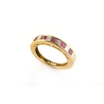 <p>18k Yellow Gold Diamond and Ruby Ring</p>
