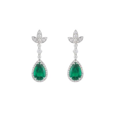 <p>18k White Gold Diamond & Emerald Drop Earrings</p>
