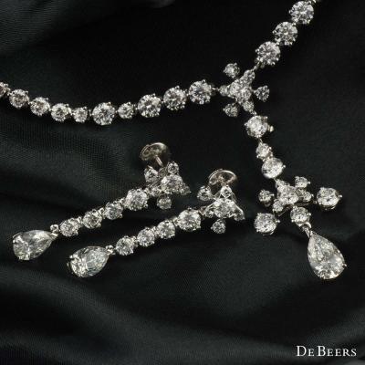 <p>De Beers Lea Diamond Necklace and Earring Suite 19.68ct</p>
