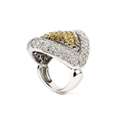 <p>18k White Gold Diamond and Yellow Sapphire Ring</p>

