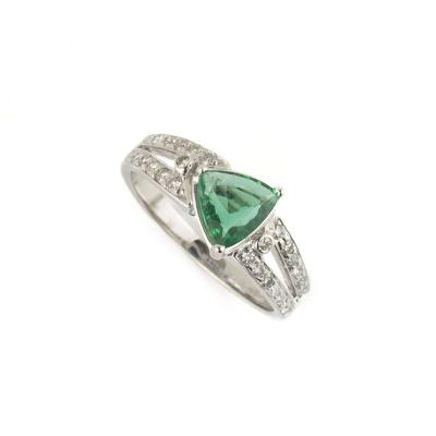 <p>18k White Gold Emerald and Diamond Dress Ring 0.92ct</p>
