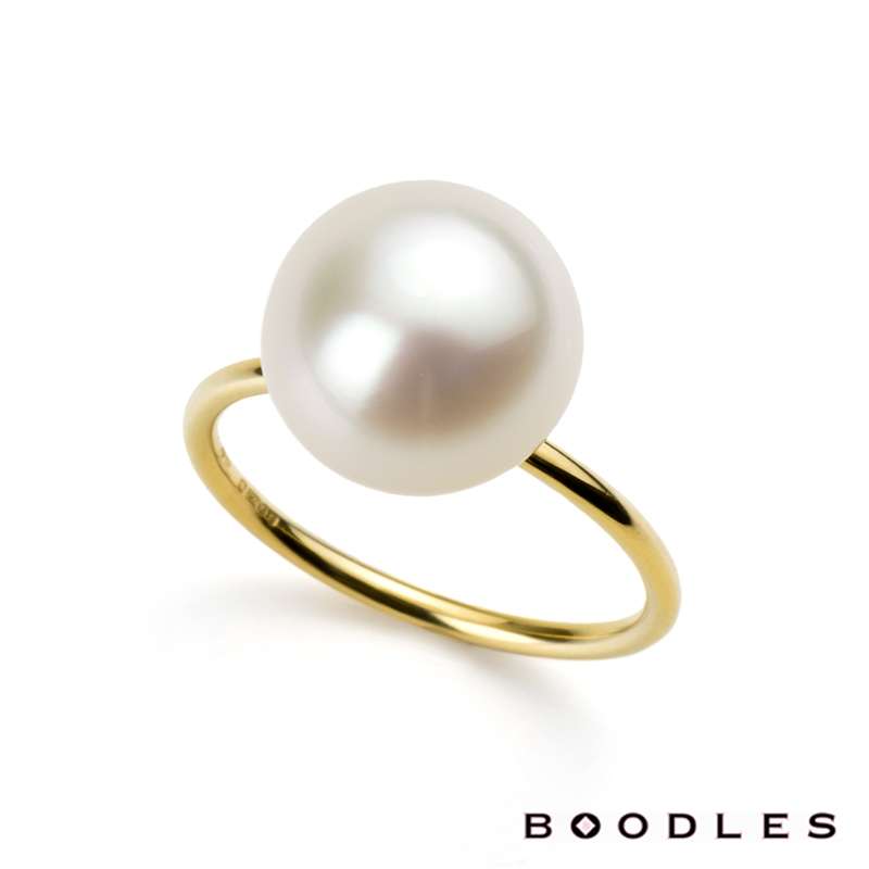 Boodle & Dunthorne 18k Yellow Gold White Pearl Ring | Rich Diamonds