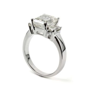 18WG 2.82ct I/VS1 Emerald cut Diamond Ring